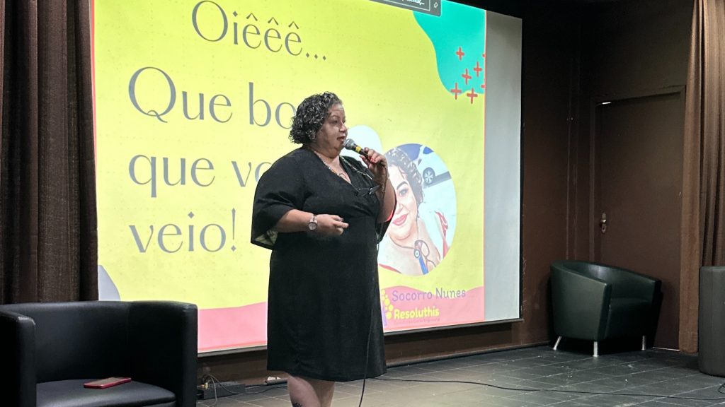 O Senac Rondônia por meio das Coordenações de Gestão de Gente e Comunicação e Marketing, promoveu na manhã desta sexta-feira (01/12) a palestra "Resplandecendo a Saúde: Cores que Cuidam do Corpo e da Mente", com a palestrante e gestora de recursos humanos, Socorro Nunes, abordando o autocuidado de forma abrangente.